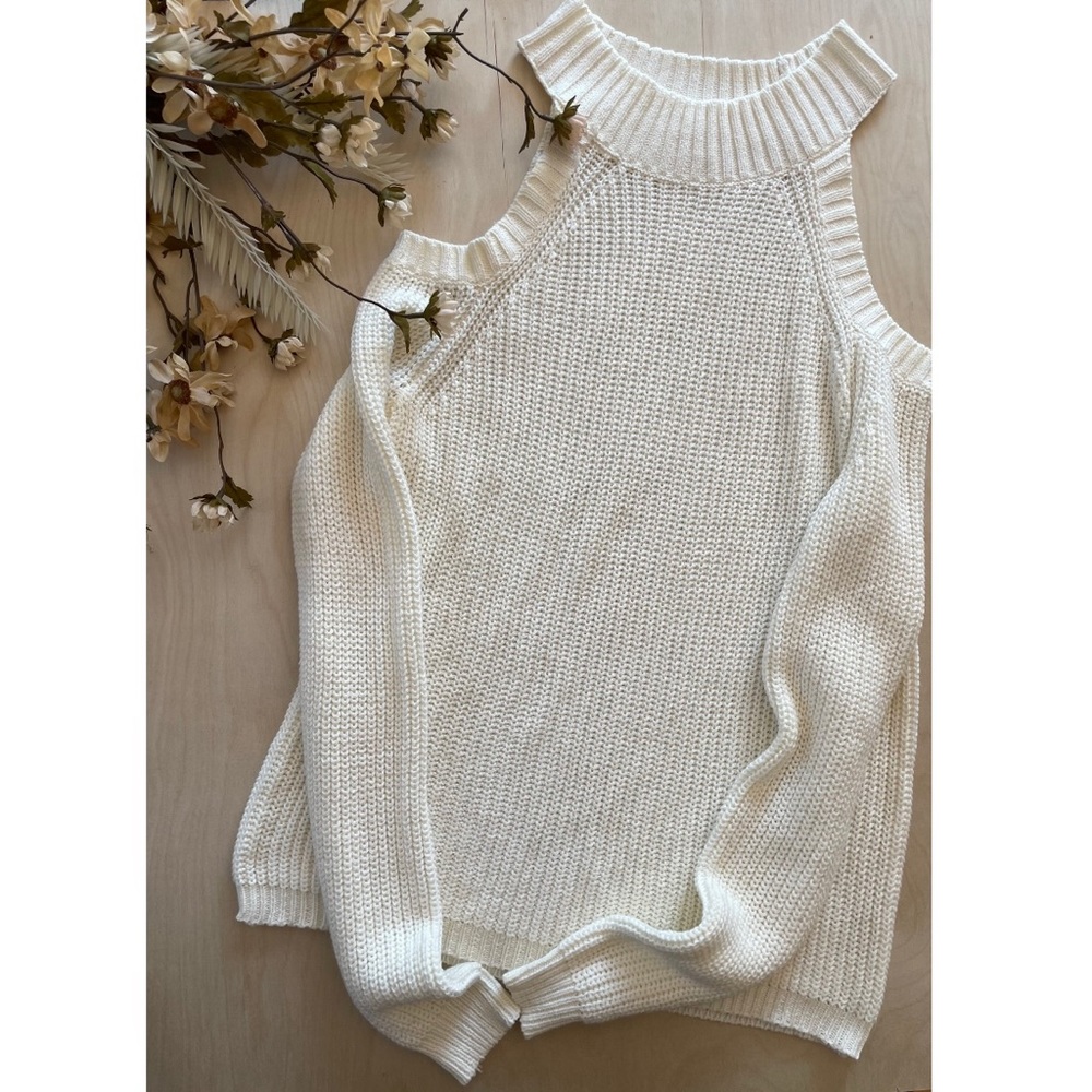 Open shoulders Ambiance sweater.